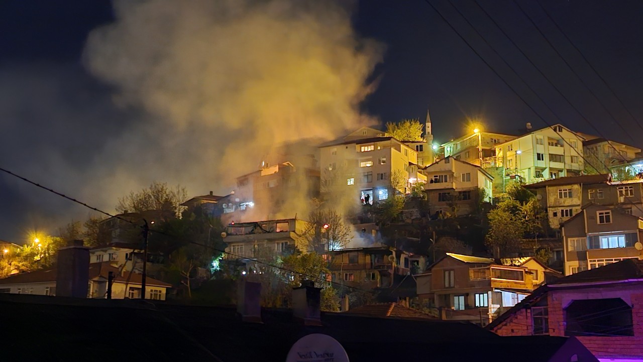 Foto - 3 katlı bina alevlere teslim oldu