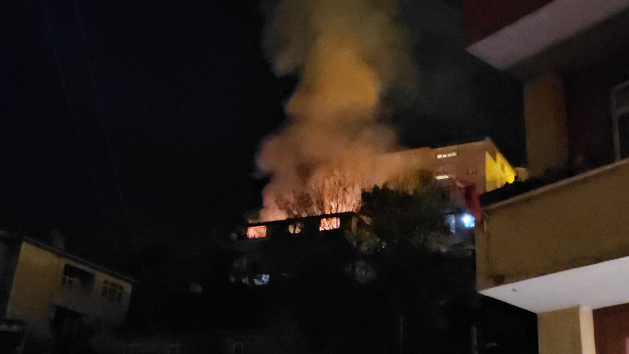 Foto - 3 katlı bina alevlere teslim oldu