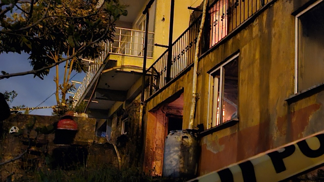 Foto - 3 katlı bina alevlere teslim oldu