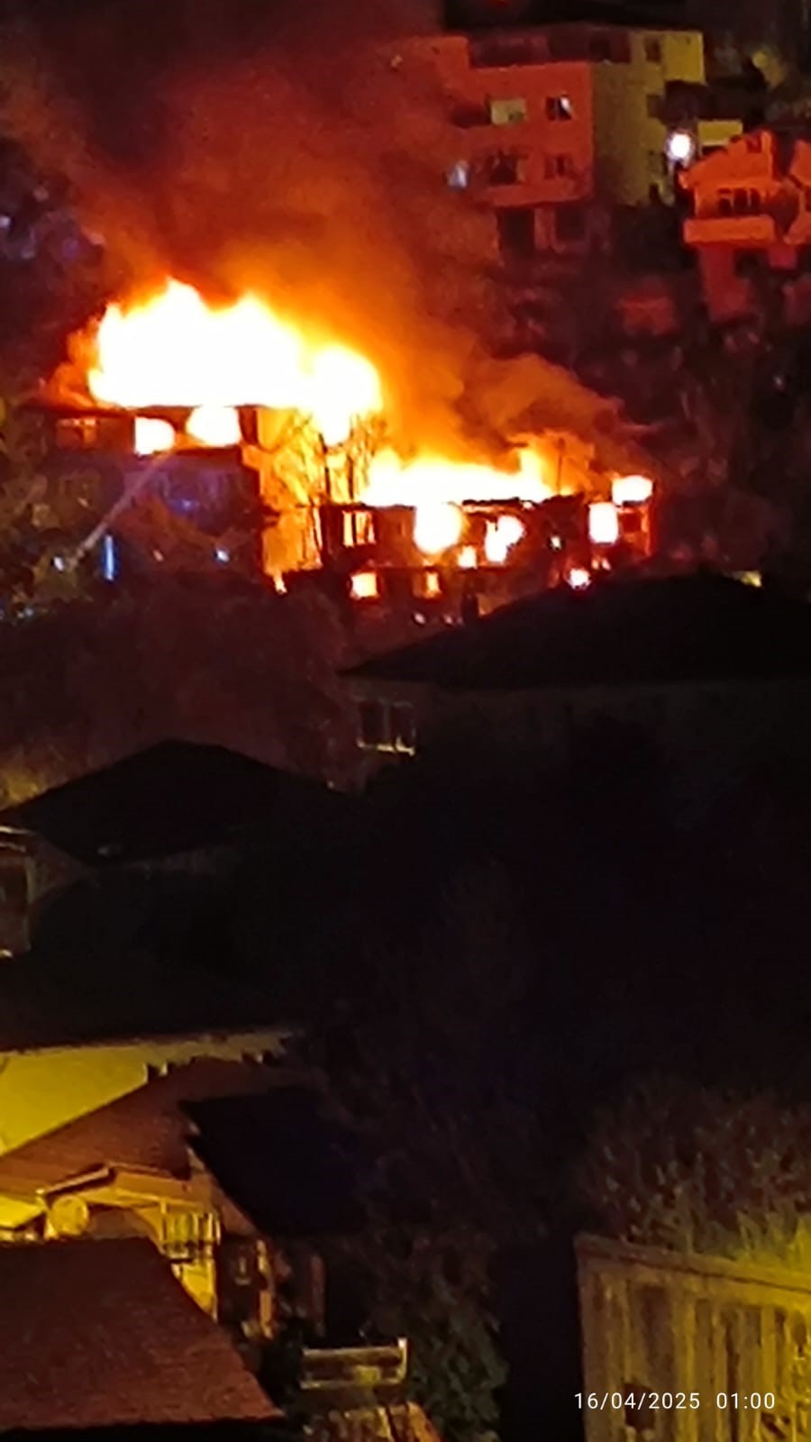 3 katlı bina alevlere teslim oldu