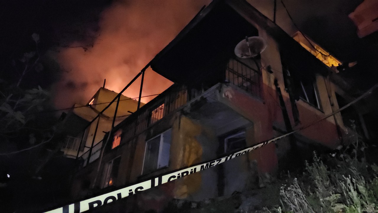 Foto - 3 katlı bina alevlere teslim oldu