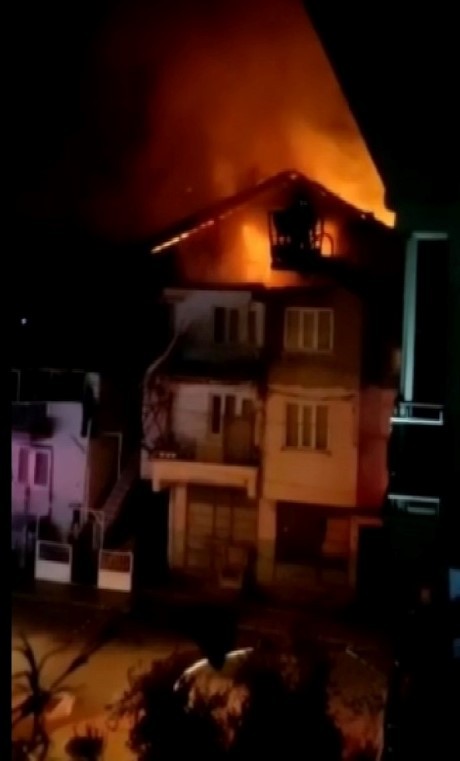 3 katlı binada korkutan yangın