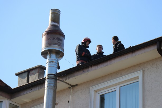 Foto - 3 katlı binanın çatısı yandı! Müdahale havadan görüntülendi