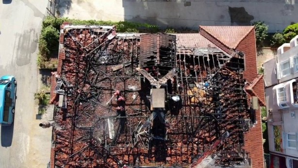 Foto - 3 katlı binanın çatısı yandı! Müdahale havadan görüntülendi