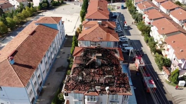 Foto - 3 katlı binanın çatısı yandı! Müdahale havadan görüntülendi