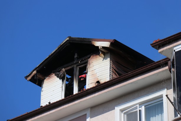 Foto - 3 katlı binanın çatısı yandı! Müdahale havadan görüntülendi