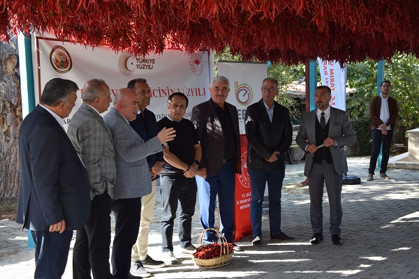 Foto - 3 kilogramlık kırmızı biber sepeti 30 bin liradan satıldı