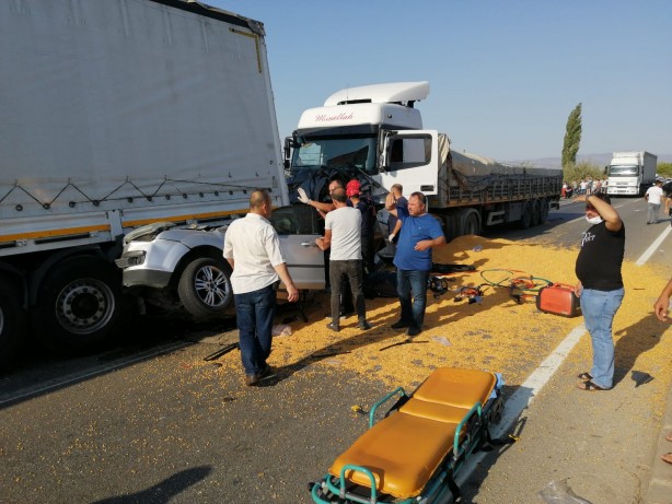 Foto - 3 kişinin öldüğü katliam gibi kazada tır sürücüsü tutuklandı