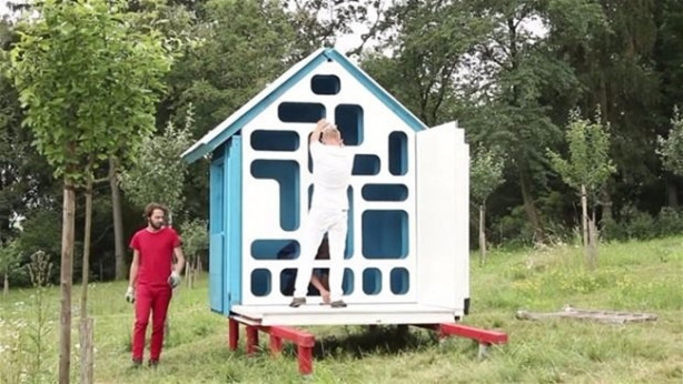 Foto - 3 saatte ev inşa etti!