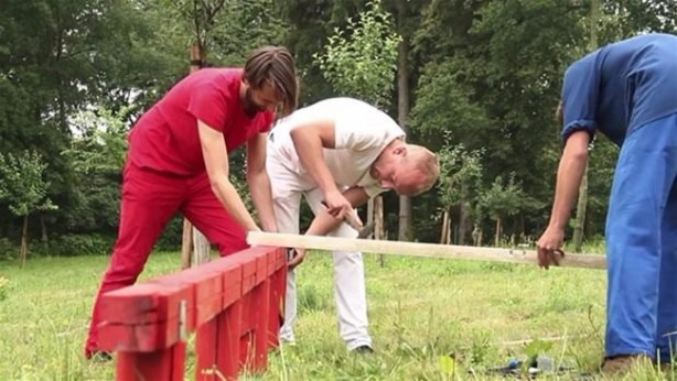 3 saatte ev inşa etti!