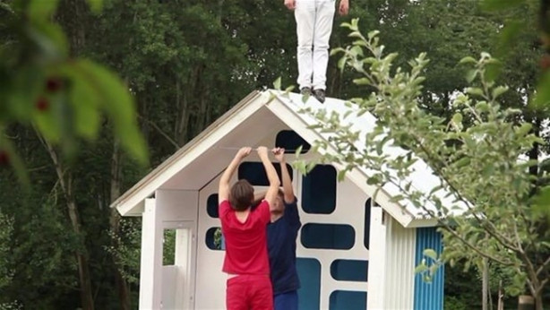 Foto - 3 saatte ev inşa etti!