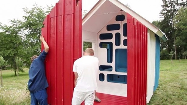 Foto - 3 saatte ev inşa etti!