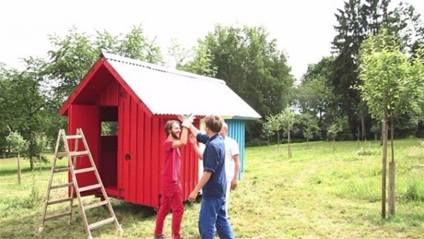 Foto - 3 saatte ev inşa etti!