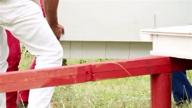 Foto - 3 saatte ev inşa etti!