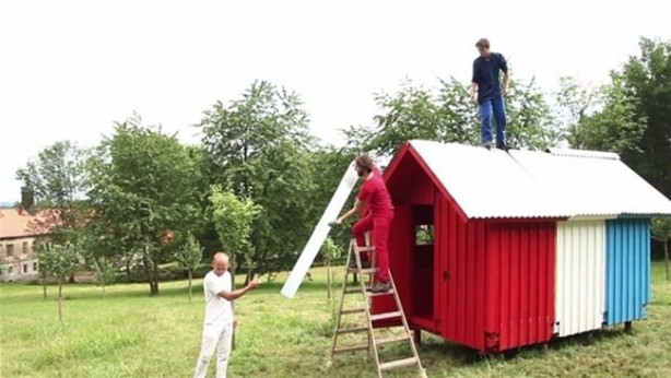 Foto - 3 saatte ev inşa etti!