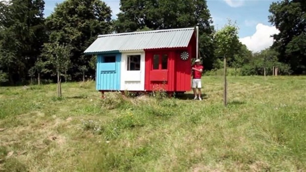 Foto - 3 saatte ev inşa etti!