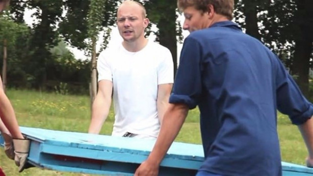 Foto - 3 saatte ev inşa etti!