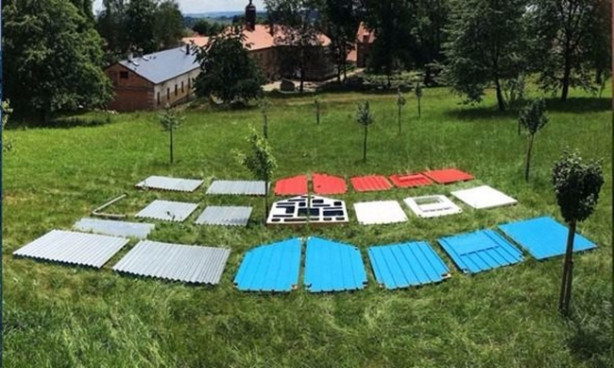 Foto - 3 saatte ev inşa etti!