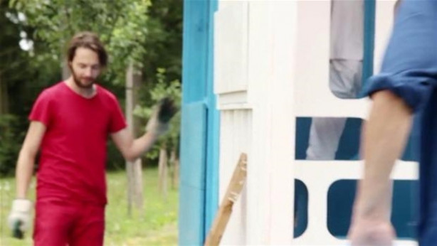 Foto - 3 saatte ev inşa etti!