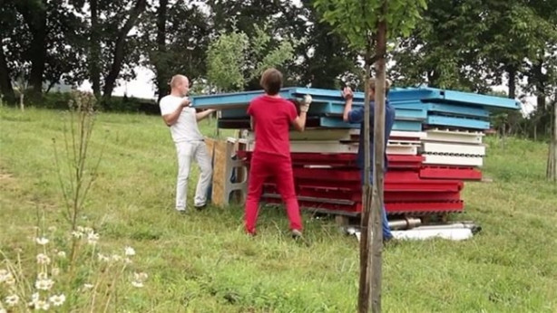 Foto - 3 saatte ev inşa etti!