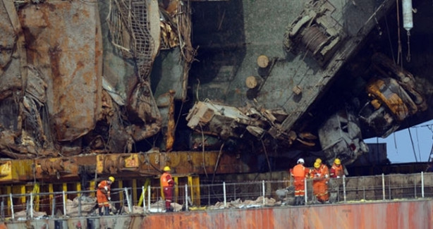 Foto - 3 sene önce batan dev gemi kıyıya çıkarıldı