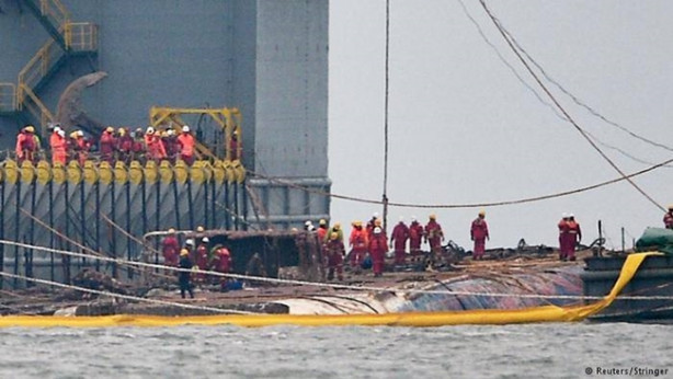 Foto - 3 sene önce batan dev gemi kıyıya çıkarıldı