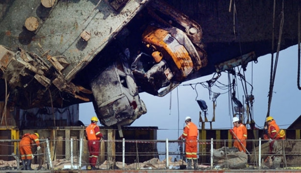 Foto - 3 sene önce batan dev gemi kıyıya çıkarıldı