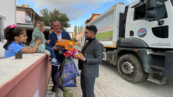3 yaşındaki Ali Taha bakın her gün kimin yolunu gözlüyor