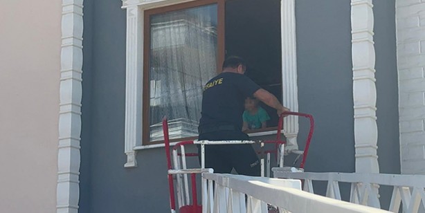 Foto - 3 yaşındaki çocuk oynadığı odada kilitli kaldı imdadına itfaiye yetişti