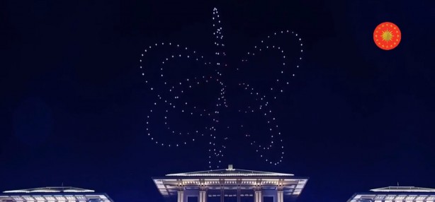 Foto - "30 Ağustos’u kutlamak yasak" dediler, 'drone gösterisi'ni ağızları açık seyrettiler