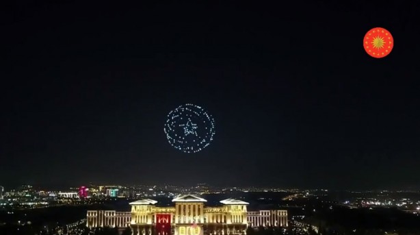 Foto - "30 Ağustos’u kutlamak yasak" dediler, 'drone gösterisi'ni ağızları açık seyrettiler