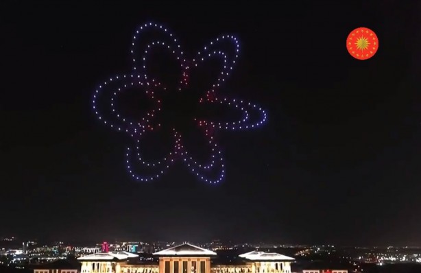 Foto - "30 Ağustos’u kutlamak yasak" dediler, 'drone gösterisi'ni ağızları açık seyrettiler