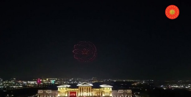 Foto - "30 Ağustos’u kutlamak yasak" dediler, 'drone gösterisi'ni ağızları açık seyrettiler