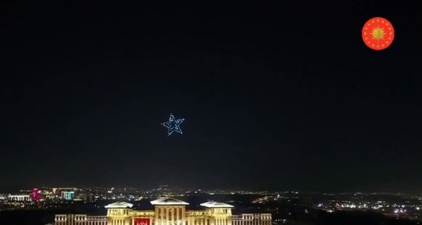 Foto - "30 Ağustos’u kutlamak yasak" dediler, 'drone gösterisi'ni ağızları açık seyrettiler