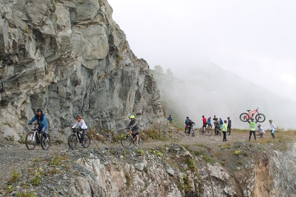 Foto - 30 bisikletli bu yolu aştı! İşte Dünya'nın en tehlikeli yolu
