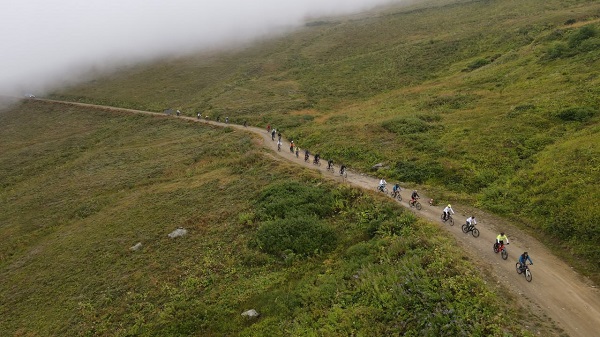 Foto - 30 bisikletli bu yolu aştı! İşte Dünya'nın en tehlikeli yolu