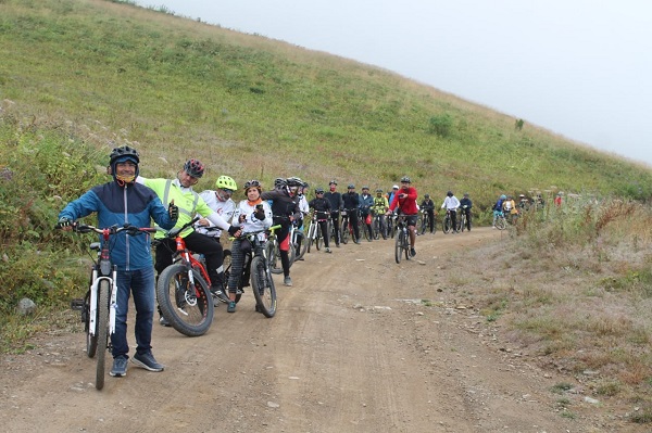 Foto - 30 bisikletli bu yolu aştı! İşte Dünya'nın en tehlikeli yolu