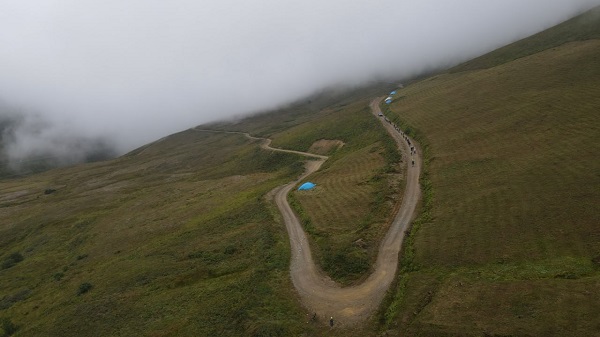 30 bisikletli bu yolu aştı! İşte Dünya'nın en tehlikeli yolu