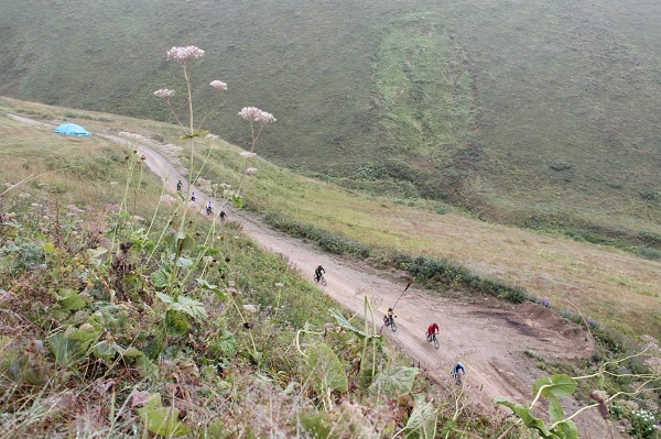 Foto - 30 bisikletli bu yolu aştı! İşte Dünya'nın en tehlikeli yolu