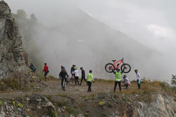 Foto - 30 bisikletli bu yolu aştı! İşte Dünya'nın en tehlikeli yolu