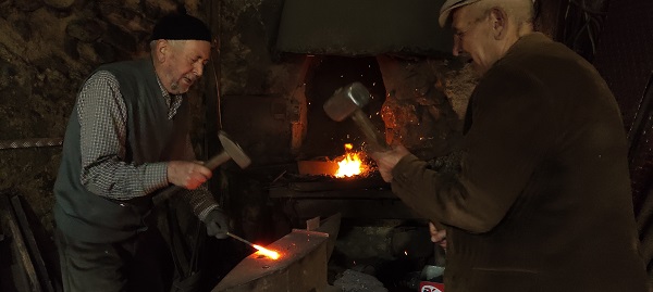 Foto - 30 köye tarım aleti yapıyor! 80 yaşında her gün 10 saat demir dövüyor