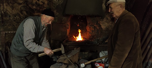 Foto - 30 köye tarım aleti yapıyor! 80 yaşında her gün 10 saat demir dövüyor