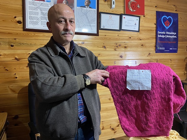 Foto - 30 sene önce ördü depremzedelere bağışladı! Kıyafetlerin arasından çıkan notta bakın ne yazıyor