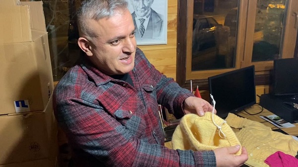 Foto - 30 sene önce ördü depremzedelere bağışladı! Kıyafetlerin arasından çıkan notta bakın ne yazıyor