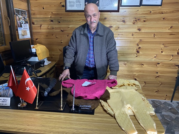 Foto - 30 sene önce ördü depremzedelere bağışladı! Kıyafetlerin arasından çıkan notta bakın ne yazıyor