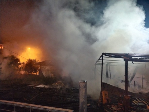 Ahır ve kümes alev alev yandı