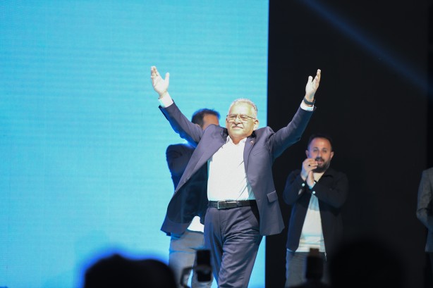 30 yıl önce siyasete başladı! O başkan tüm ilçelerde en çok oyu alan büyükşehir adayı oldu!