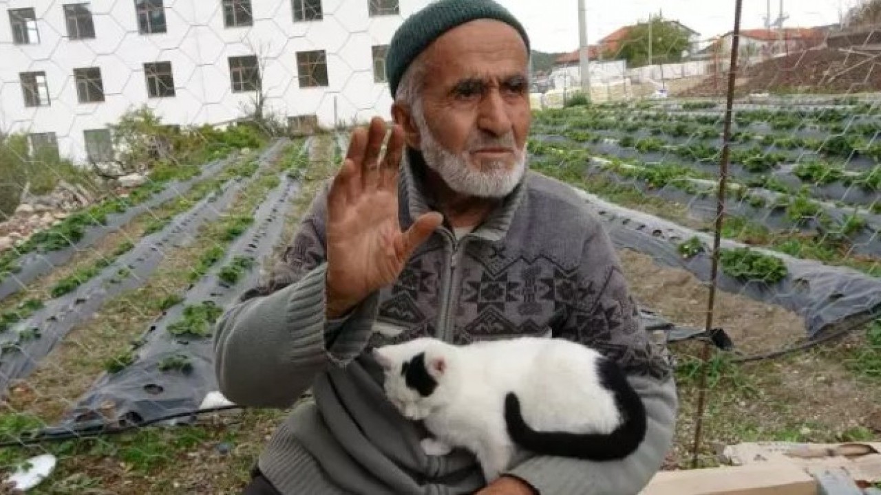 30 yıldır ürettiklerini bedava dağıtıyor: 'Hayır duası almak bana yetiyor!'