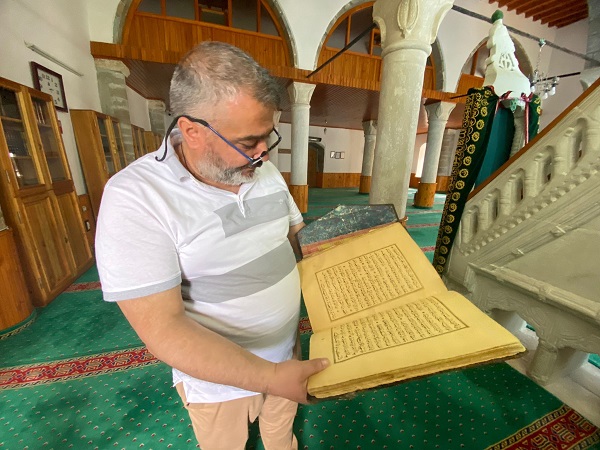 Foto - 300 yıldır muhafaza ediliyor! Kur’an-ı Kerim’in kapağındaki zincirin sırrı ne? 