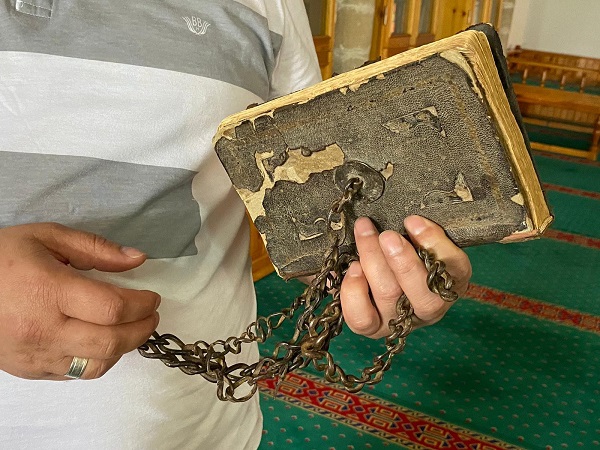 300 yıldır muhafaza ediliyor! Kur’an-ı Kerim’in kapağındaki zincirin sırrı ne? 